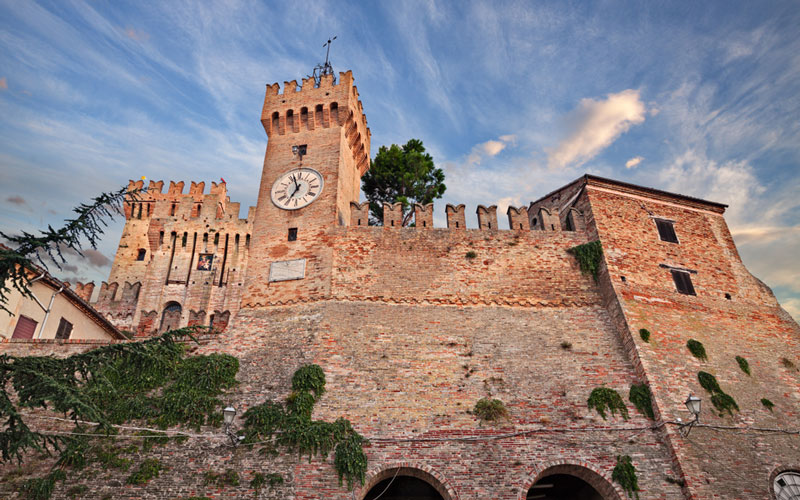 CASTELLI MEDIEVALI E BORGHI MARCHIGIANI 

